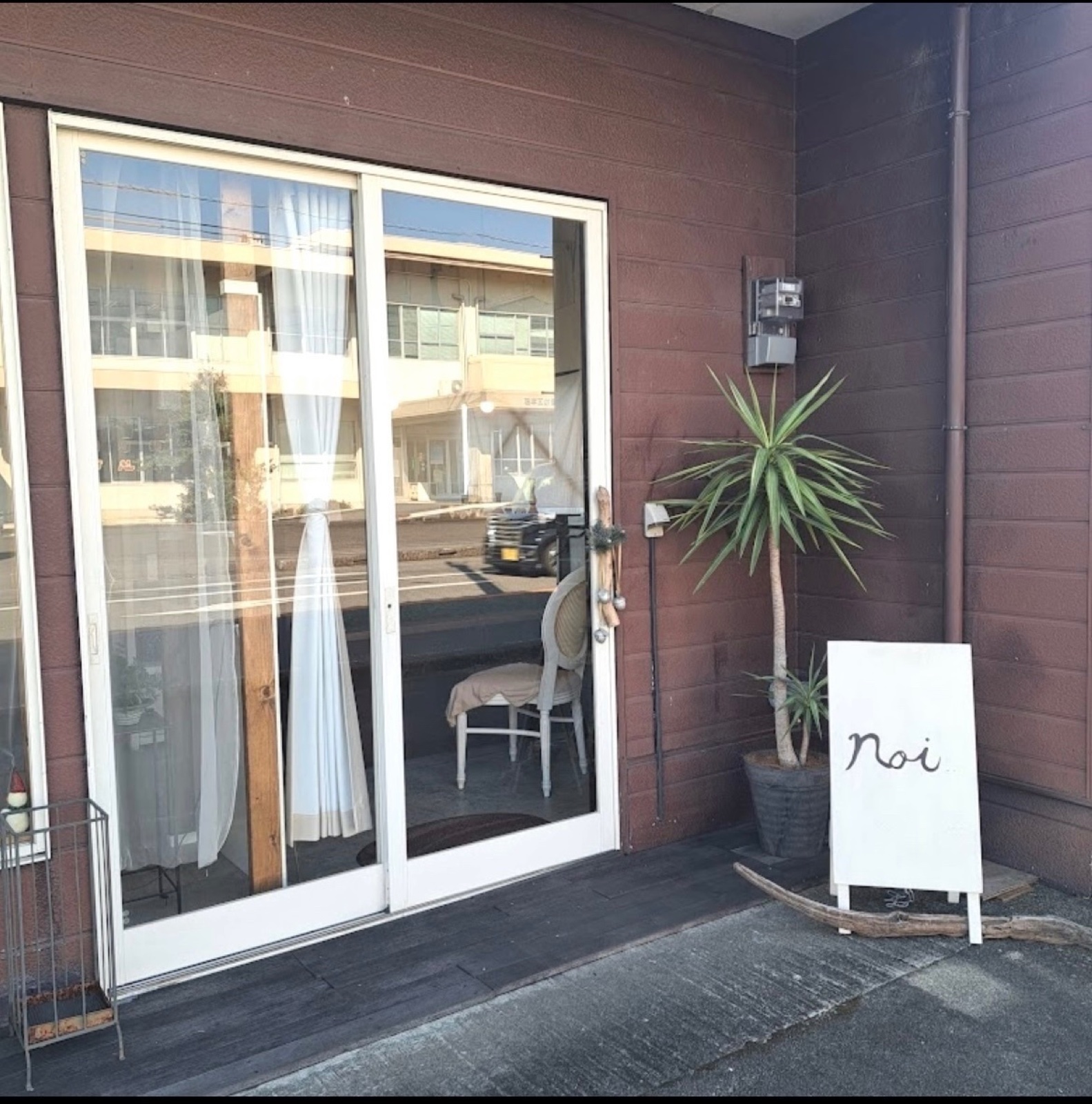 noi の外観。手書きの看板
